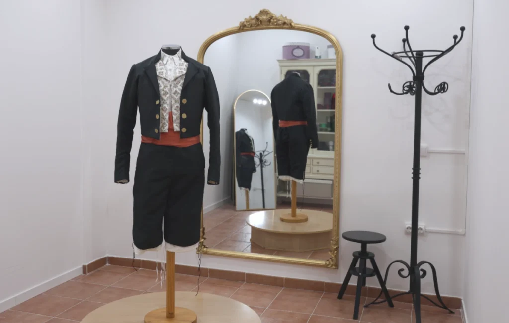 Probador de Dedal con traje de indumentaria valenciana de hombre