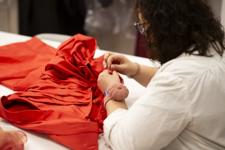 Trabajando en el vestido de Ana Roselló