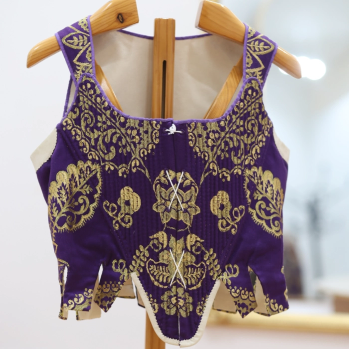 Justillo de indumentaria valenciana tradicional