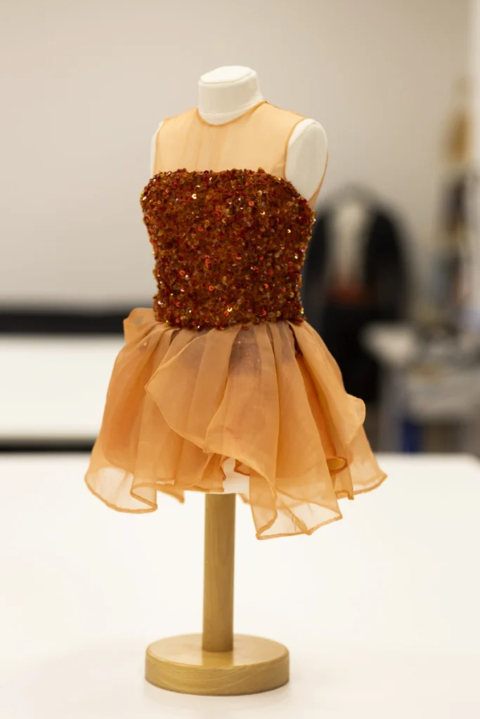 Prototipo o toile en miniatura de traje de fiesta