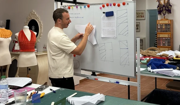 Profesor explicando en la pizarra