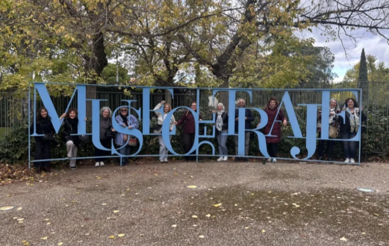 Alumnas/os de Dedal en la entrada al Museo del Traje (Madrid)