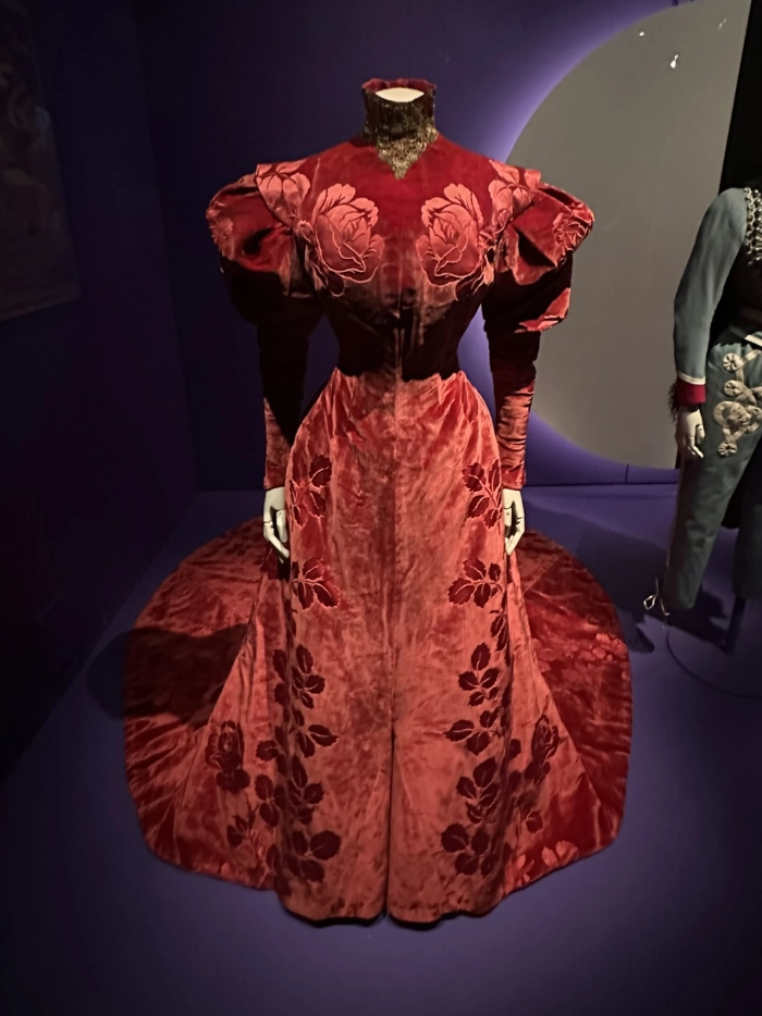 Vestido de la Maison Worth en la exposición de Paul Poiret