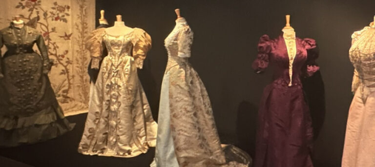 Vitrina con vestidos en la exposición "Chez Worth: aux origines de la haute couture"